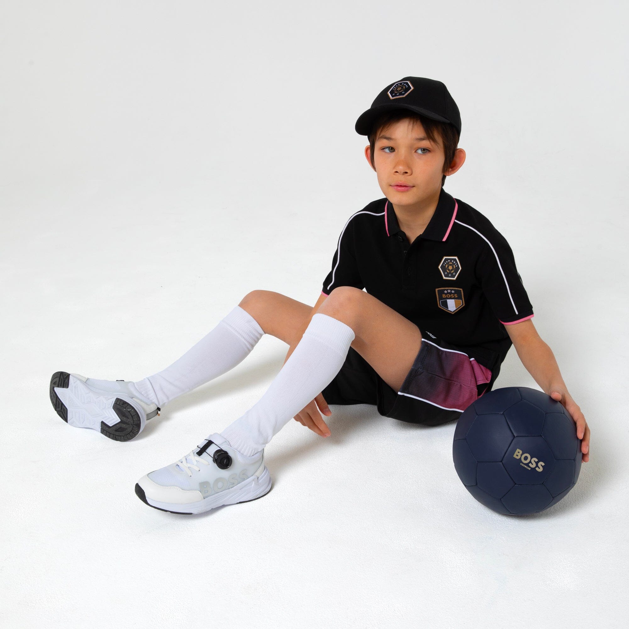 BOSS Poloshirt für Jungen – Schwarz mit Fußball-Badges & Kontrastdetails Poloshirt Boss