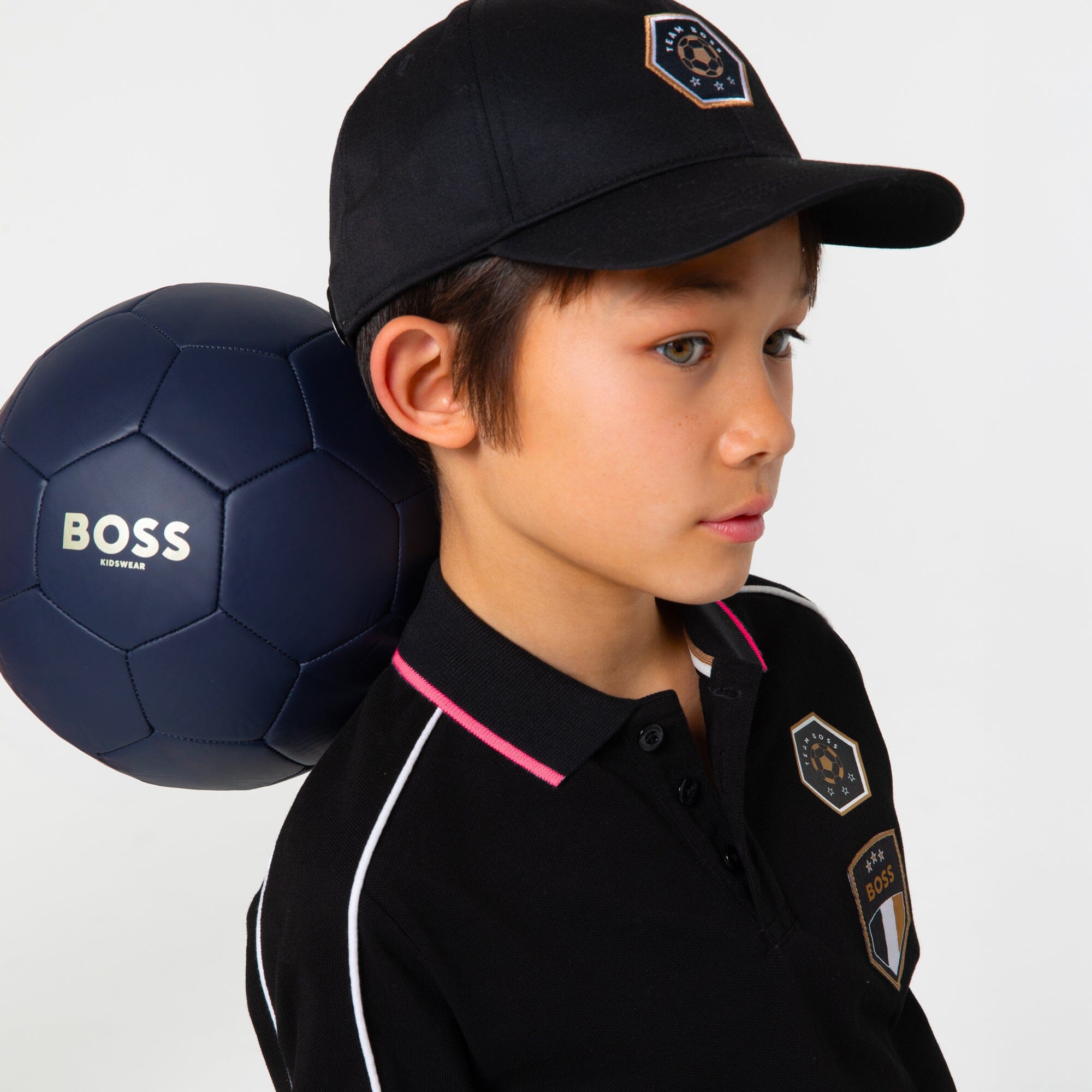 BOSS Poloshirt für Jungen – Schwarz mit Fußball-Badges & Kontrastdetails Poloshirt Boss