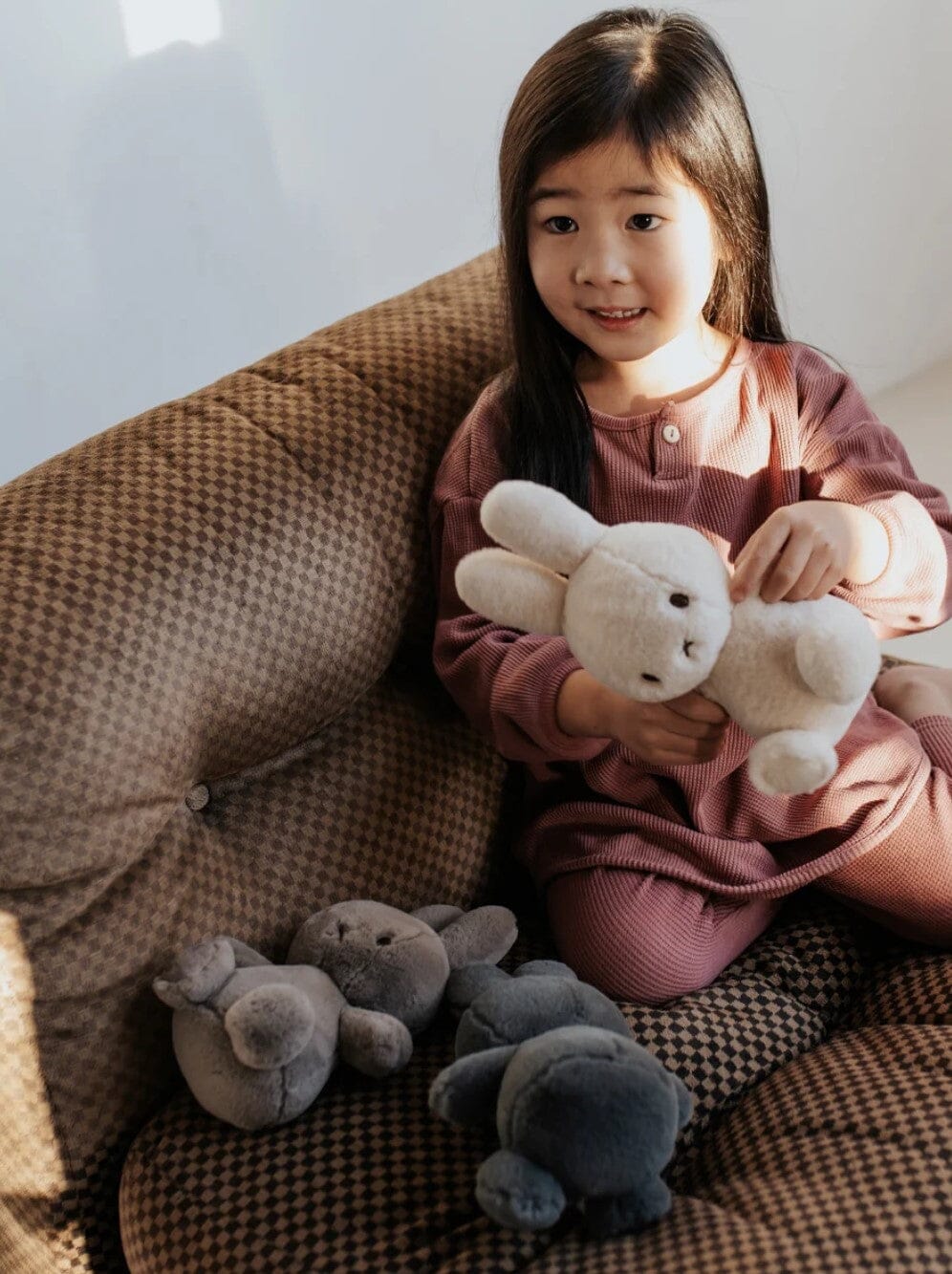 Cozy Miffy - The X Label - grau / dunkelgrau in Geschenkbox 23 cm sitzend süß Kuscheltiere Bon Ton Toys