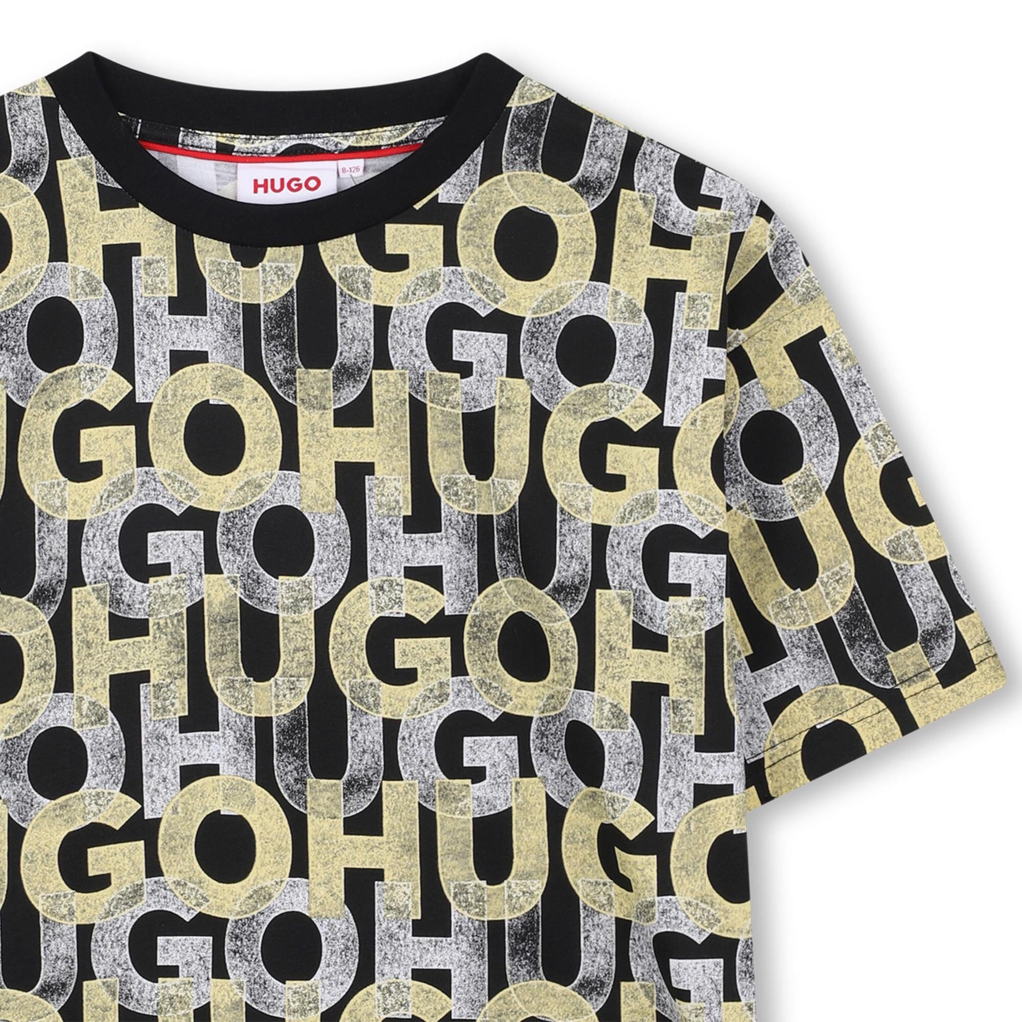 HUGO Kinder T-Shirt schwarz Allover Logo Print in weiß-gelb T-Shirt HUGO
