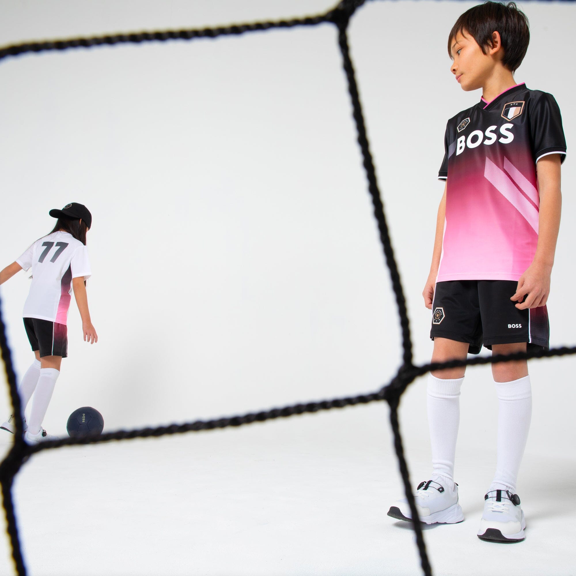 BOSS Fußballshirt – Trikotstyle in Schwarz & Pink mit Logo & Badge für Kinder T-Shirt Boss