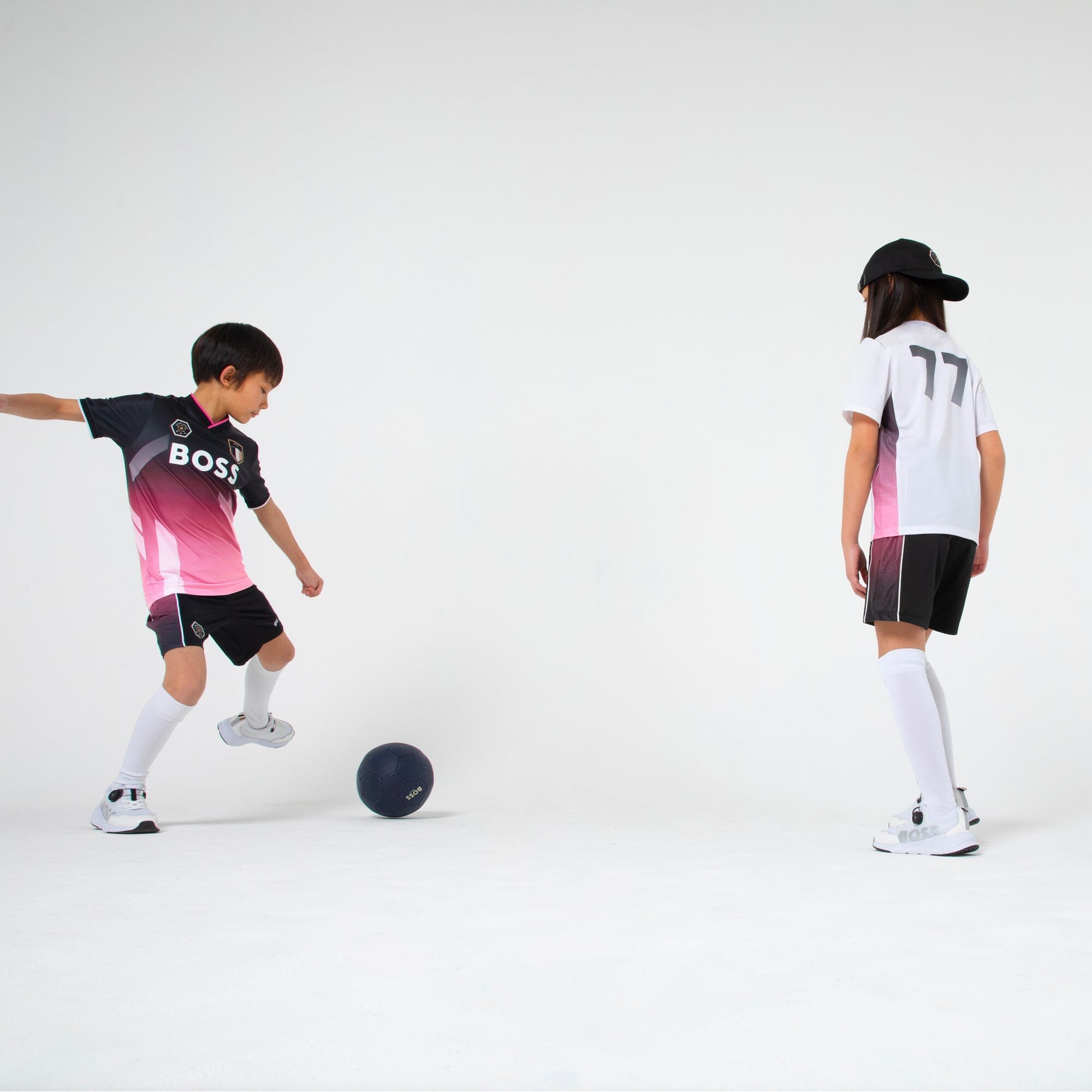 BOSS Fußballshirt – Trikotstyle in Schwarz & Pink mit Logo & Badge für Kinder T-Shirt Boss