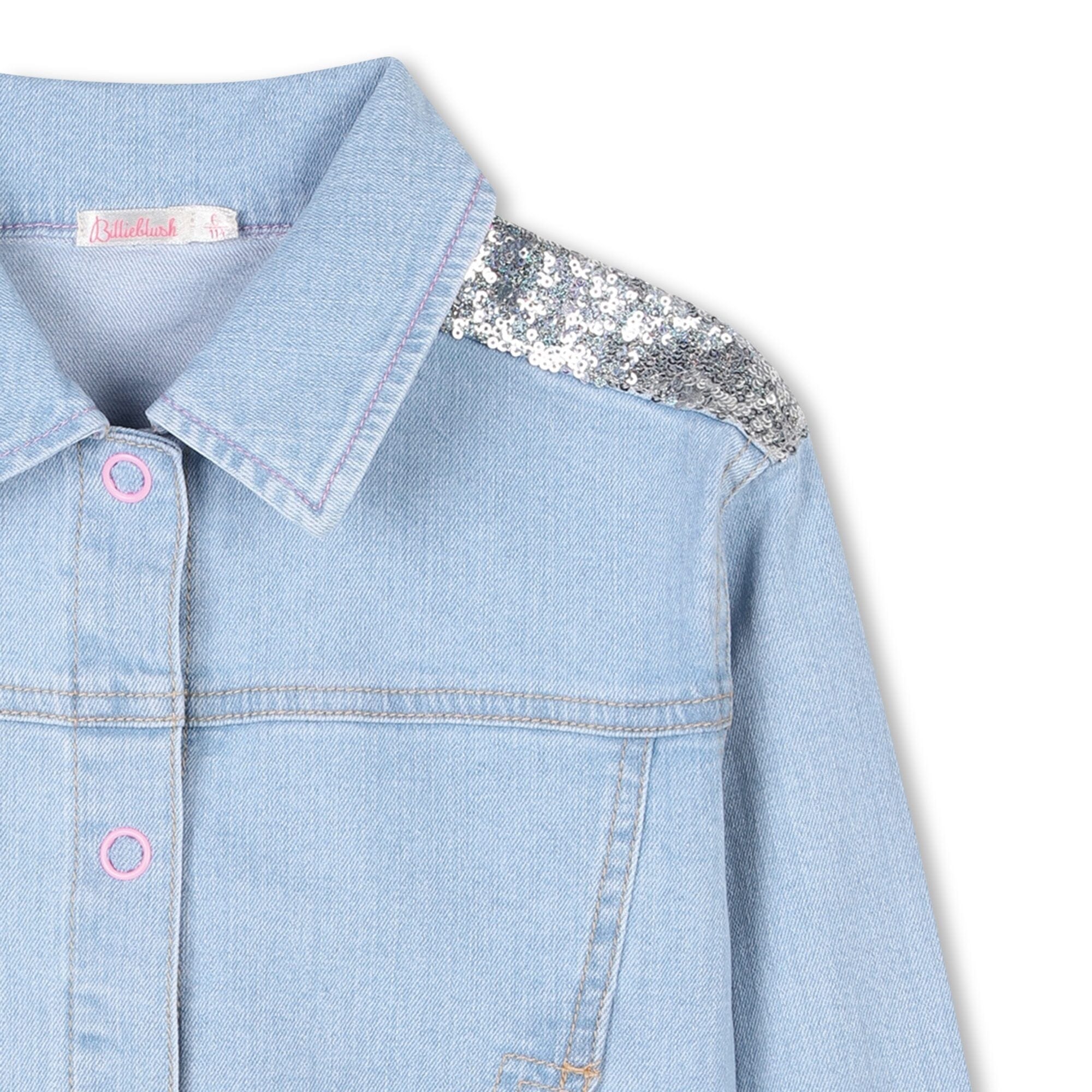 Billieblush Jeansjacke blau mit pinken Knöpfen und buntem Paillettenmotiv auf Rückseite Jacke Billieblush