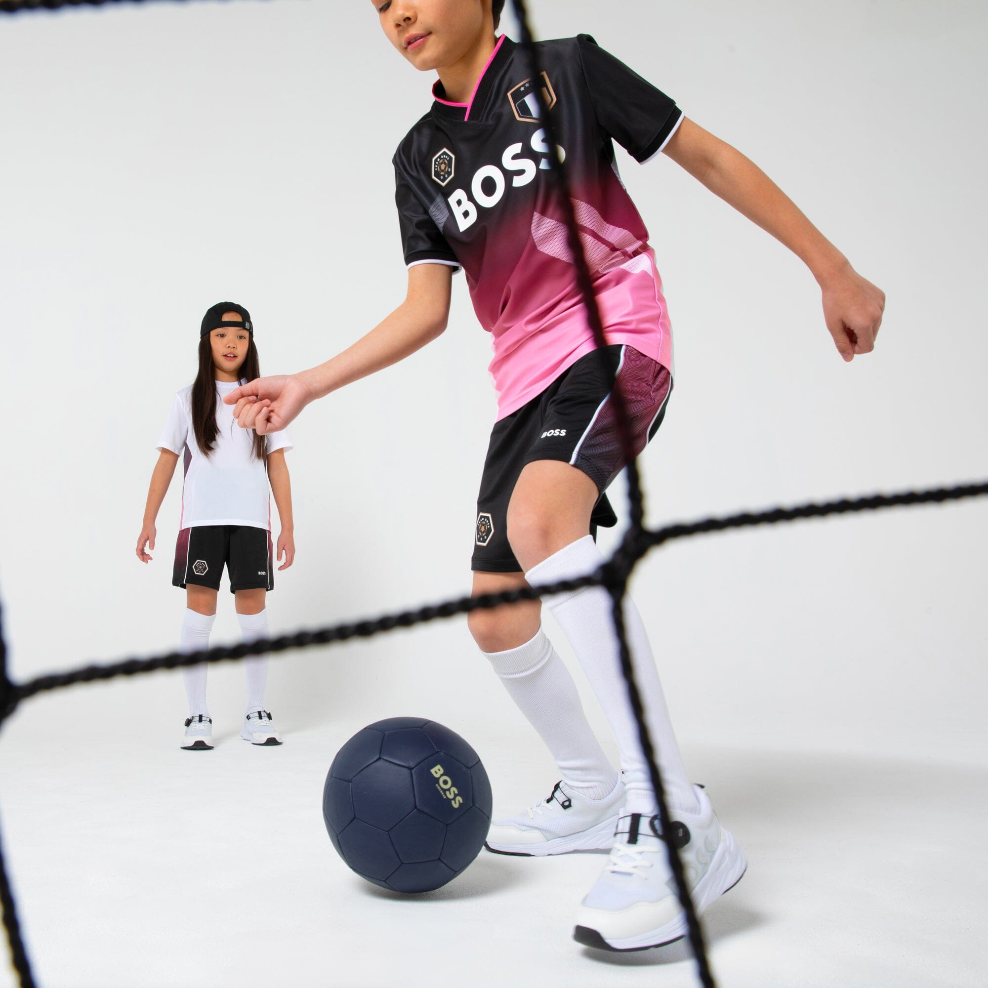 BOSS Fußballshirt – Trikotstyle in Schwarz & Pink mit Logo & Badge für Kinder T-Shirt Boss