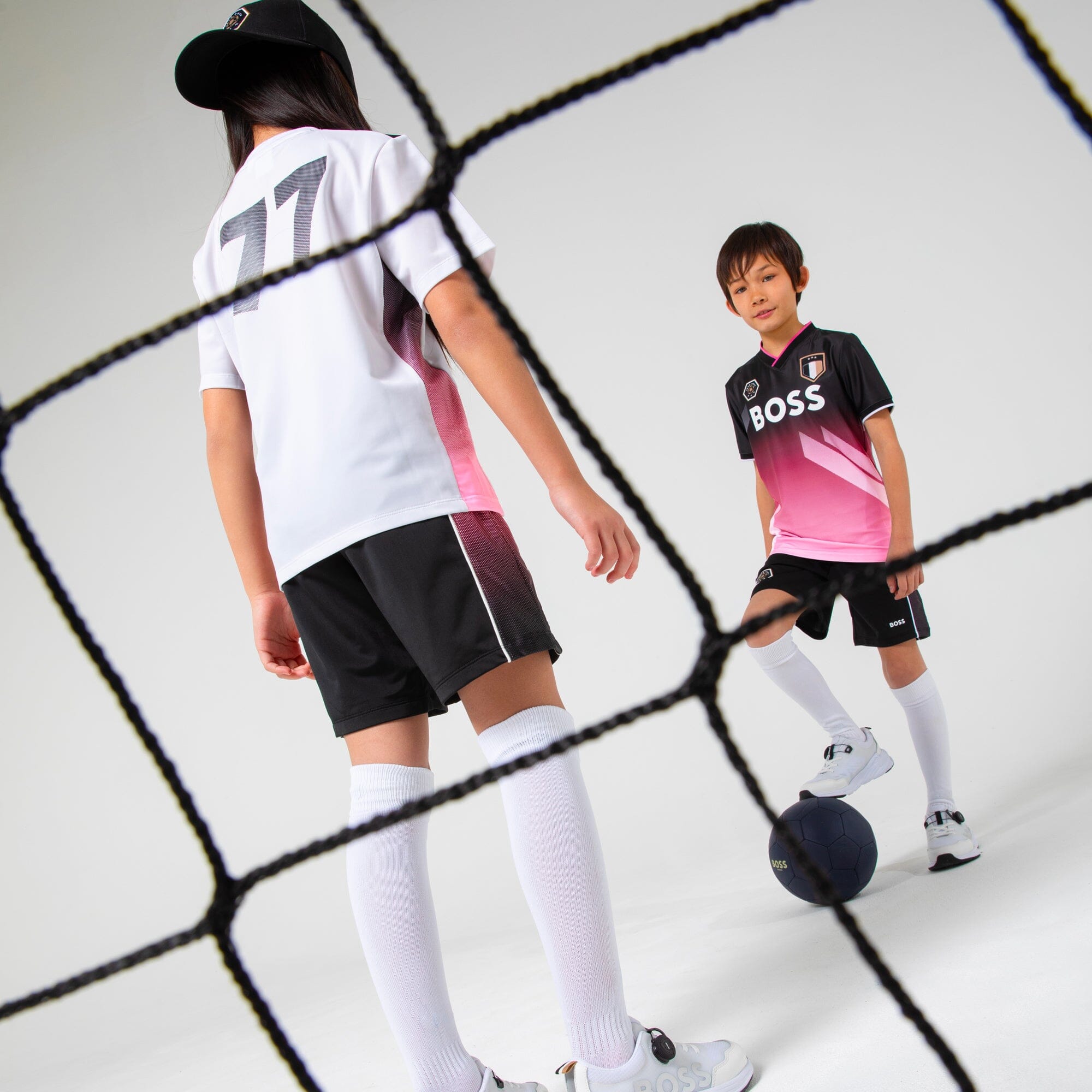 BOSS Fußballshirt – Trikotstyle in Schwarz & Pink mit Logo & Badge für Kinder T-Shirt Boss