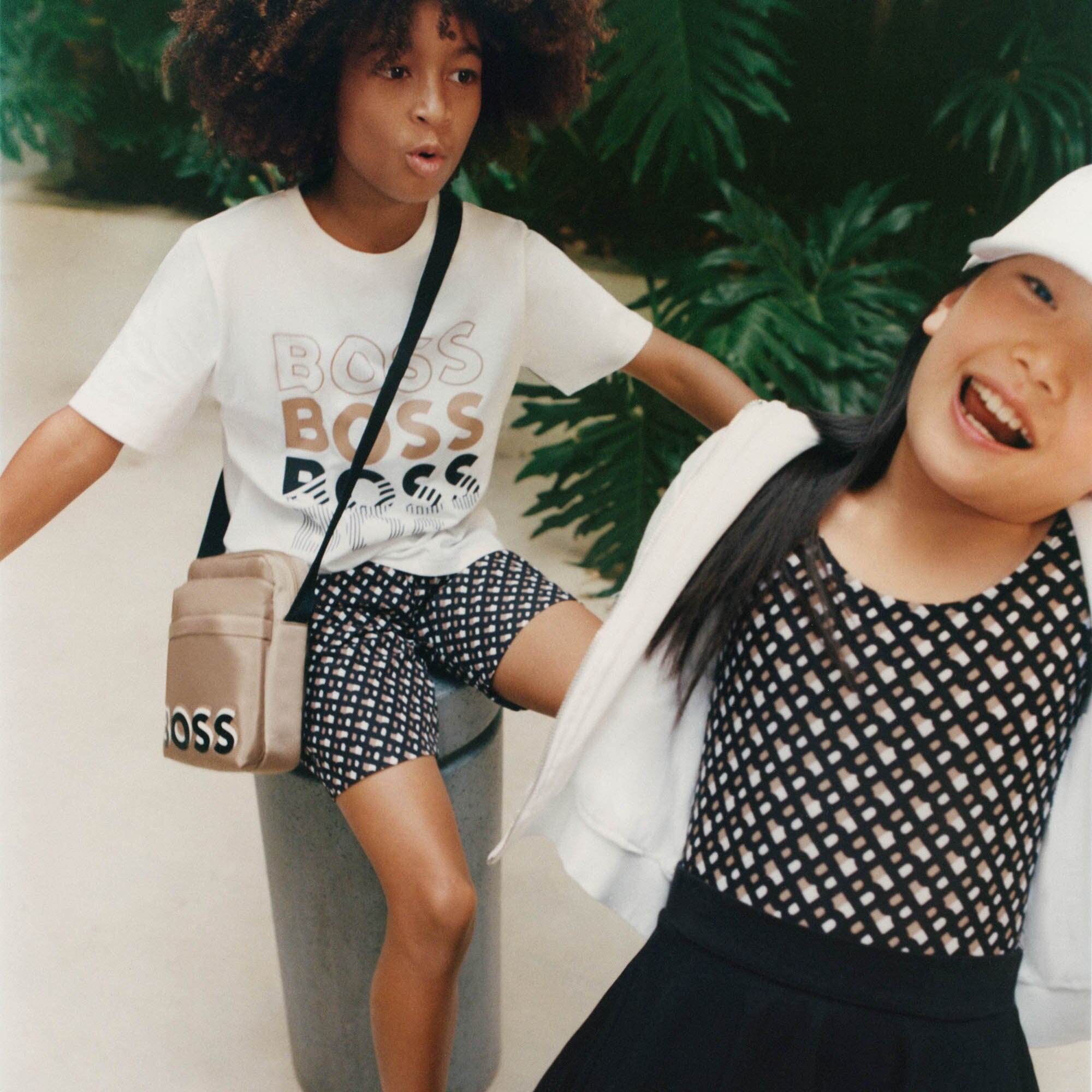 BOSS Kids Kurzarm T-Shirt weiß mit großem Logo-Print T-Shirt Boss