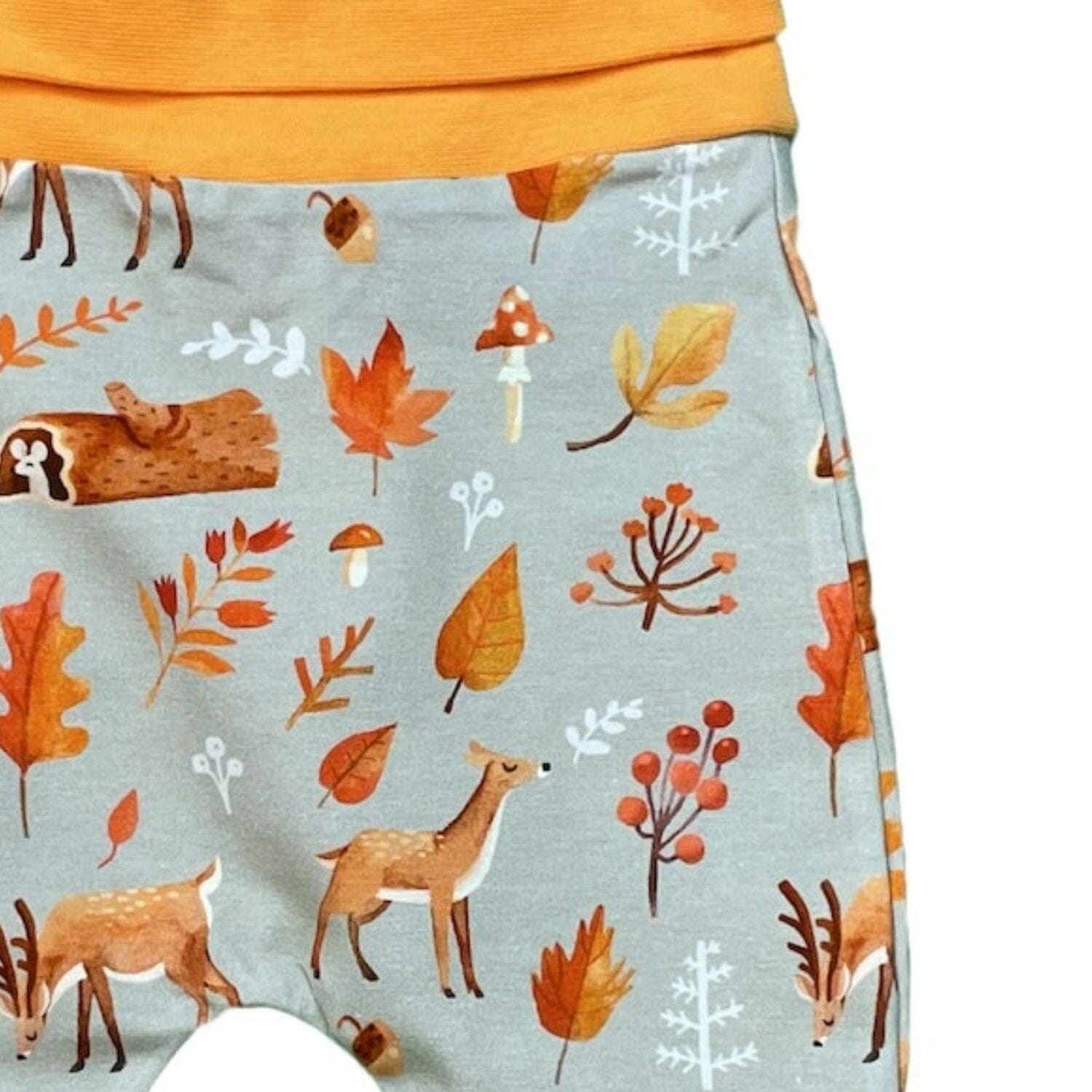 CURIOUS STORIES Hose khaki mit Waldtieren allover Print aus Biobaumwolle Hose Curious Stories