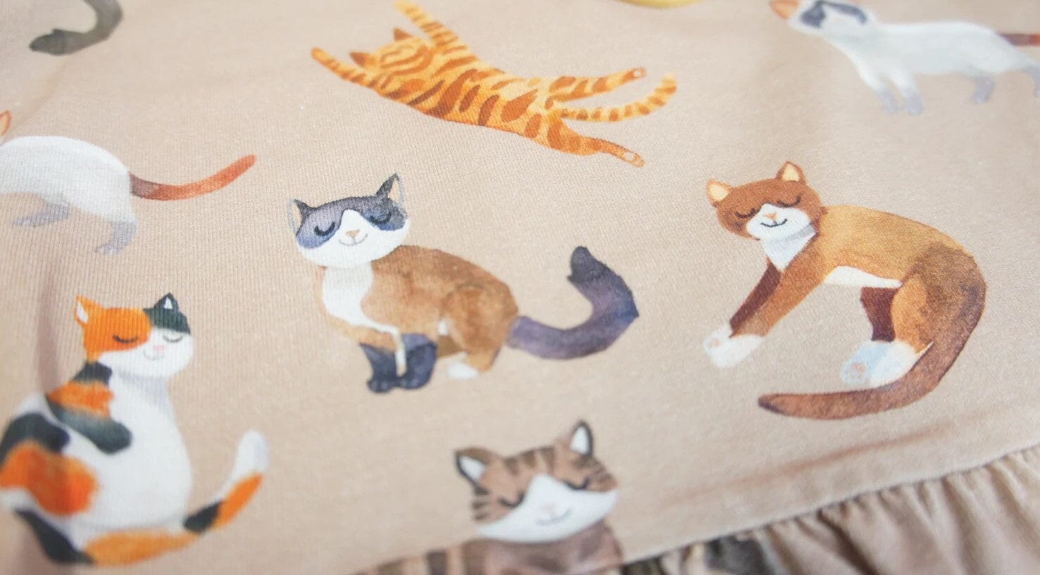 CURIOUS STORIES Kleid braun mit Katzen allover Print aus Biobaumwolle Kleid Curious Stories