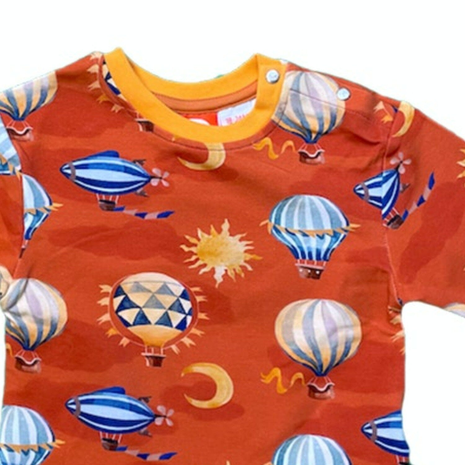 CURIOUS STORIES Langarmshirt orange mit Ballon allover Print aus Biobaumwolle Langarmshirt Curious Stories