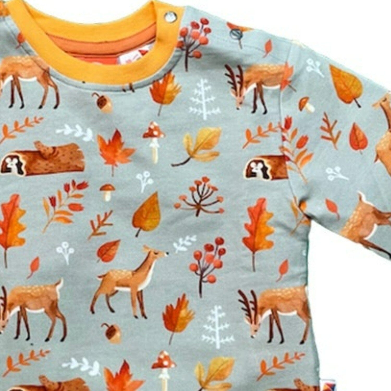 CURIOUS STORIES Langarmshirt khaki mit Waldtiere allover Print aus Biobaumwolle Langarmshirt Curious Stories