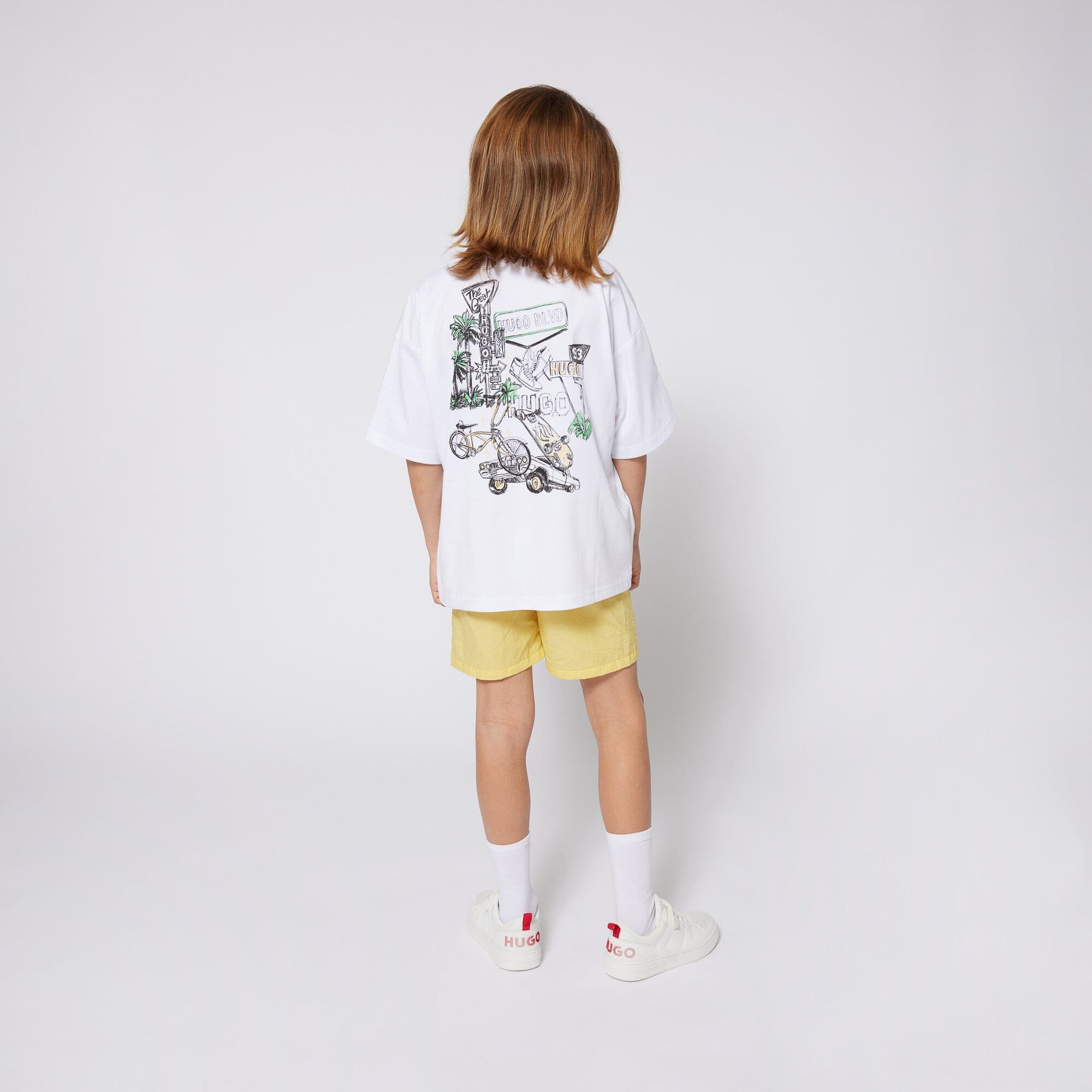 HUGO T-Shirt weiß mit rotem Logopatch und Rückenprint T-Shirt HUGO