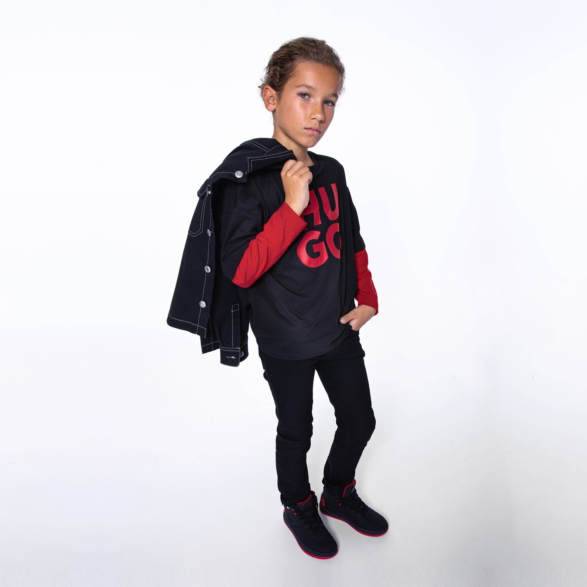 HUGO Kinder 2-in-1-Shirt schwarz mit rotem Logo und langen roten Ärmeln Langarmshirt HUGO