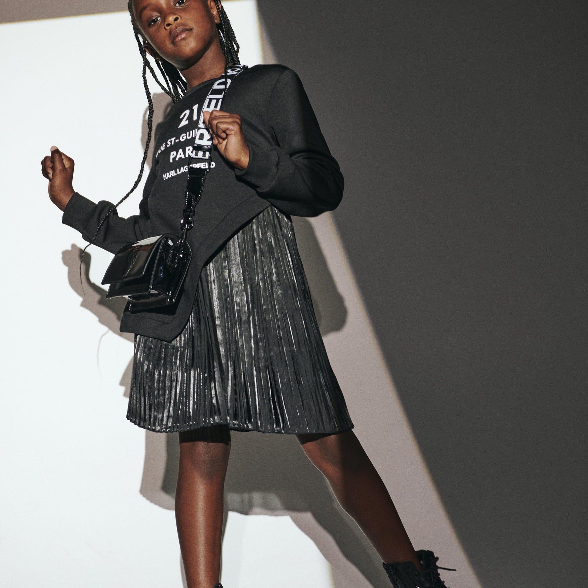 KARL LAGERFELD KIDS asymmetrisches Kleid schwarz mit Plissee Kleid Karl Lagerfeld
