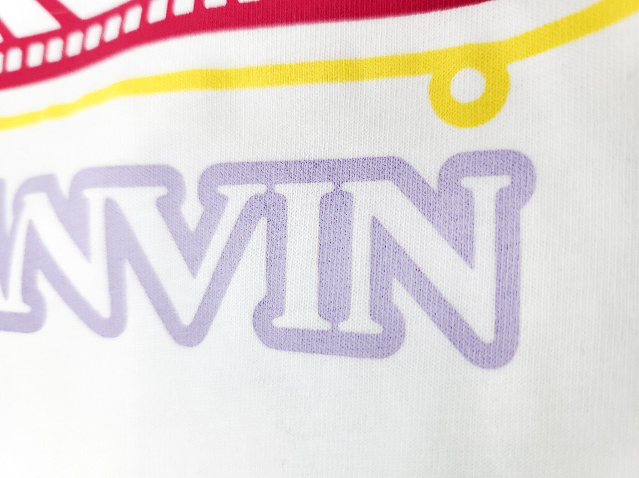 Lanvin Designer T-Shirt weiß mit Logo Mutter-Kind-Motiv in rot, gelb und lila T-Shirt Lanvin