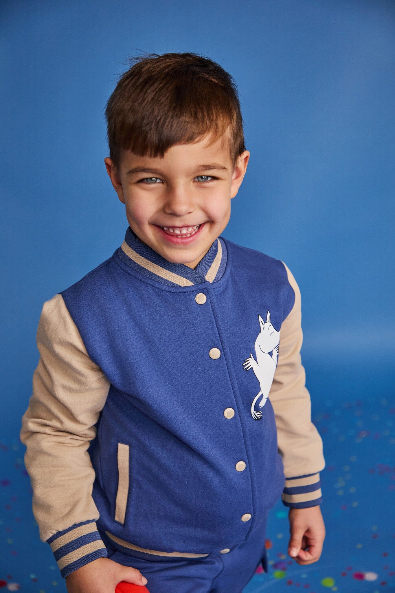 Martinex Moomin Collegejacke blau mit Mumintroll und braunen Akzenten © Moomin Characters Jacke Moomin by Martinex