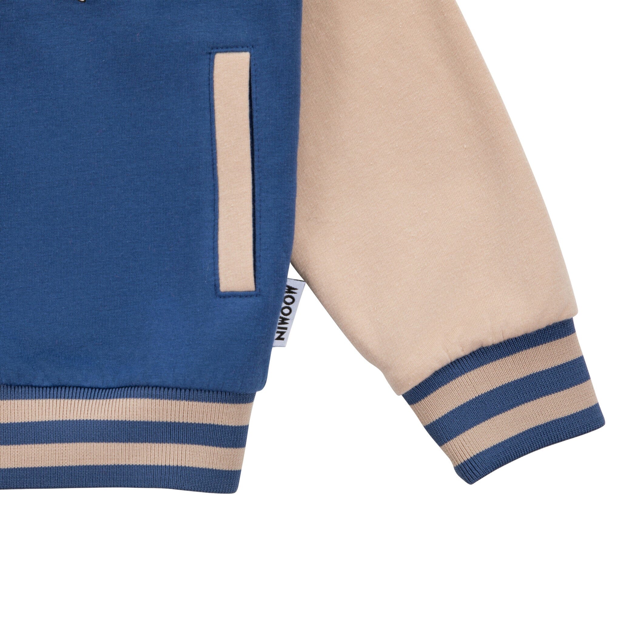 Martinex Moomin Collegejacke blau mit Mumintroll und braunen Akzenten © Moomin Characters Jacke Moomin by Martinex