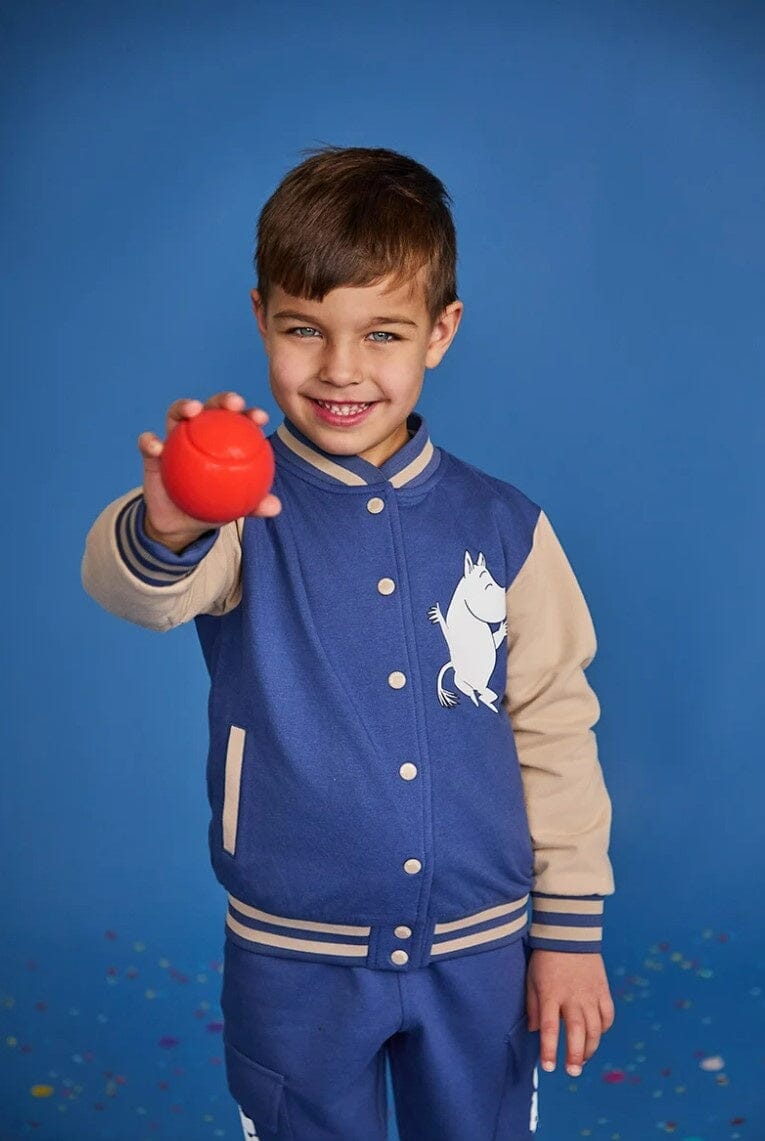 Martinex Moomin Collegejacke blau mit Mumintroll und braunen Akzenten © Moomin Characters Jacke Moomin by Martinex