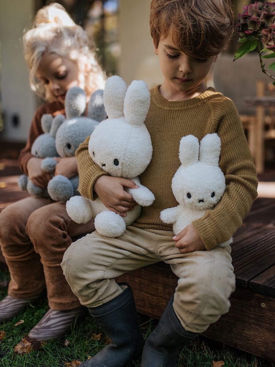 Miffy sitzend Teddy hellgrau 23 cm 100% recycled Kuscheltiere Bon Ton Toys