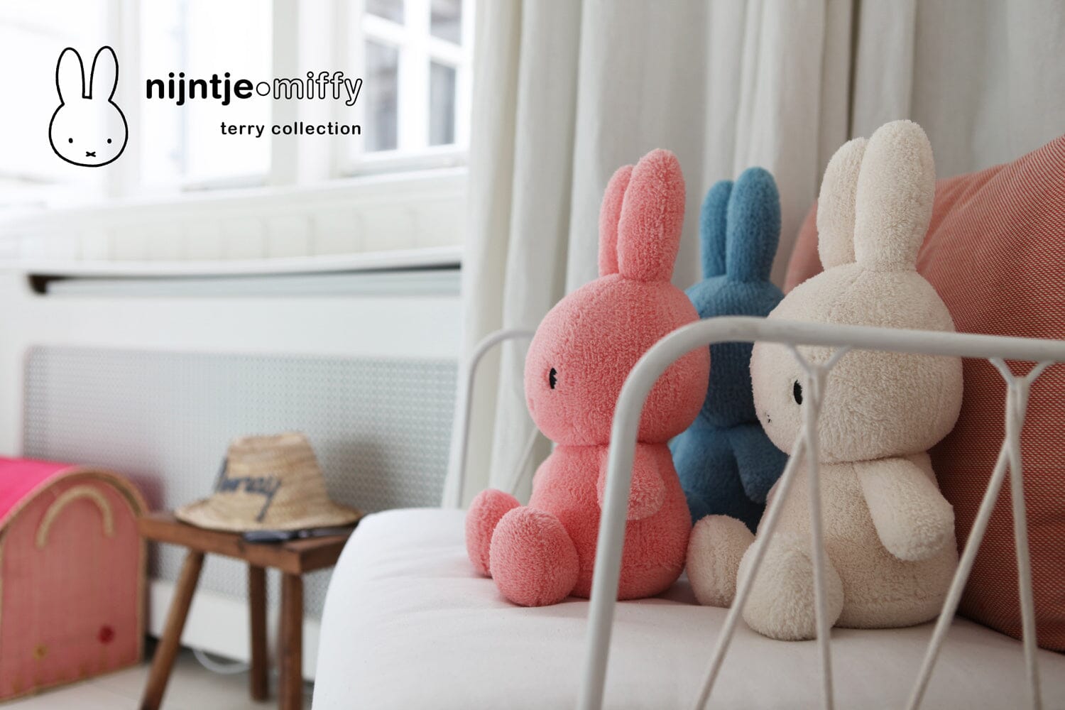 Miffy sitzend mit Schal Farbe Winter Weiß 33 cm Kuscheltiere Bon Ton Toys