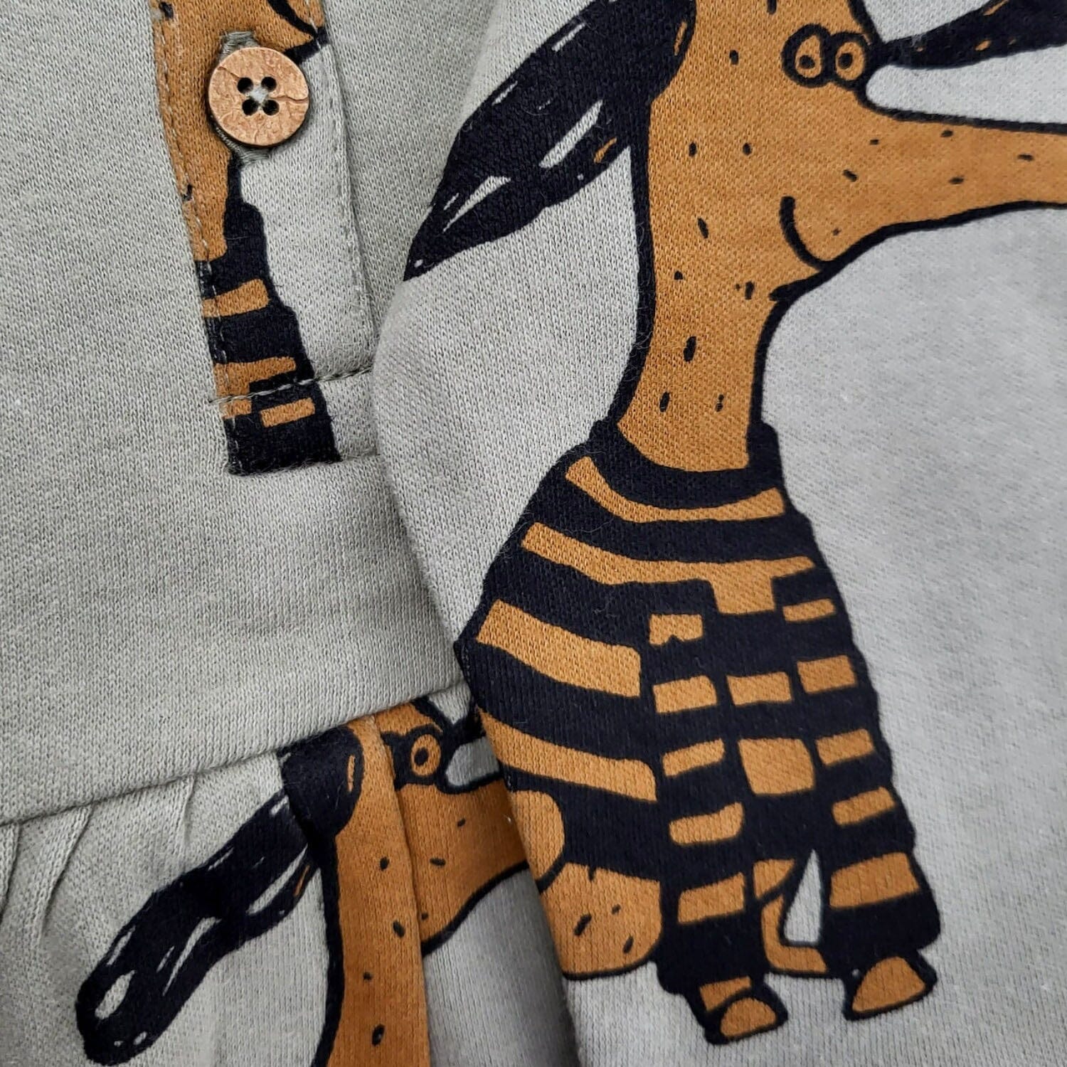 NADADELAZOS Kleid mit Hunde Print aus Bio-Baumwolle Kleid nadadelazos