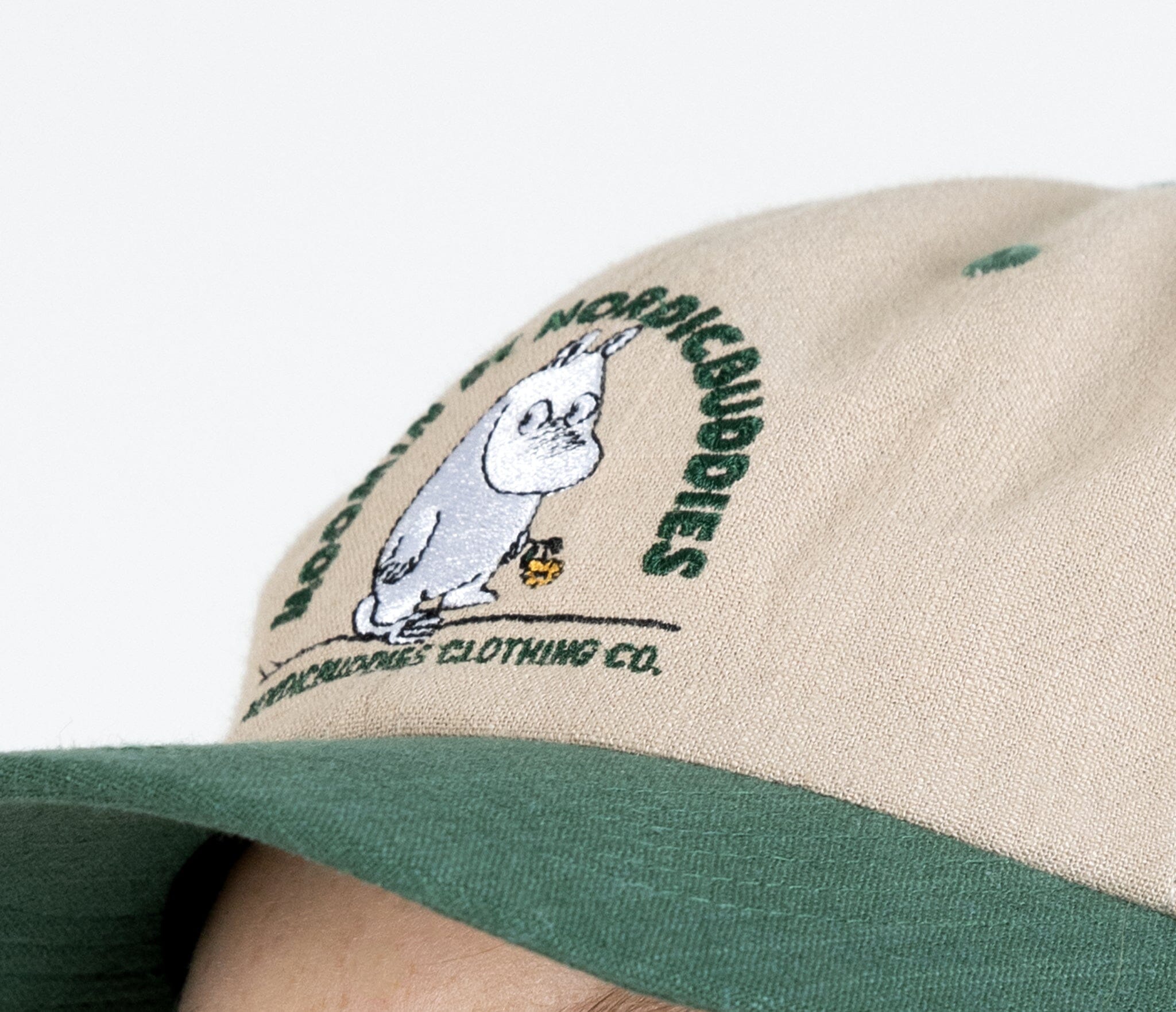 Nordicbuddies - Moomin Baseballcap dunkelgrün beige Mumintroll unisex Blume Stickerei Cap Nordic Buddies