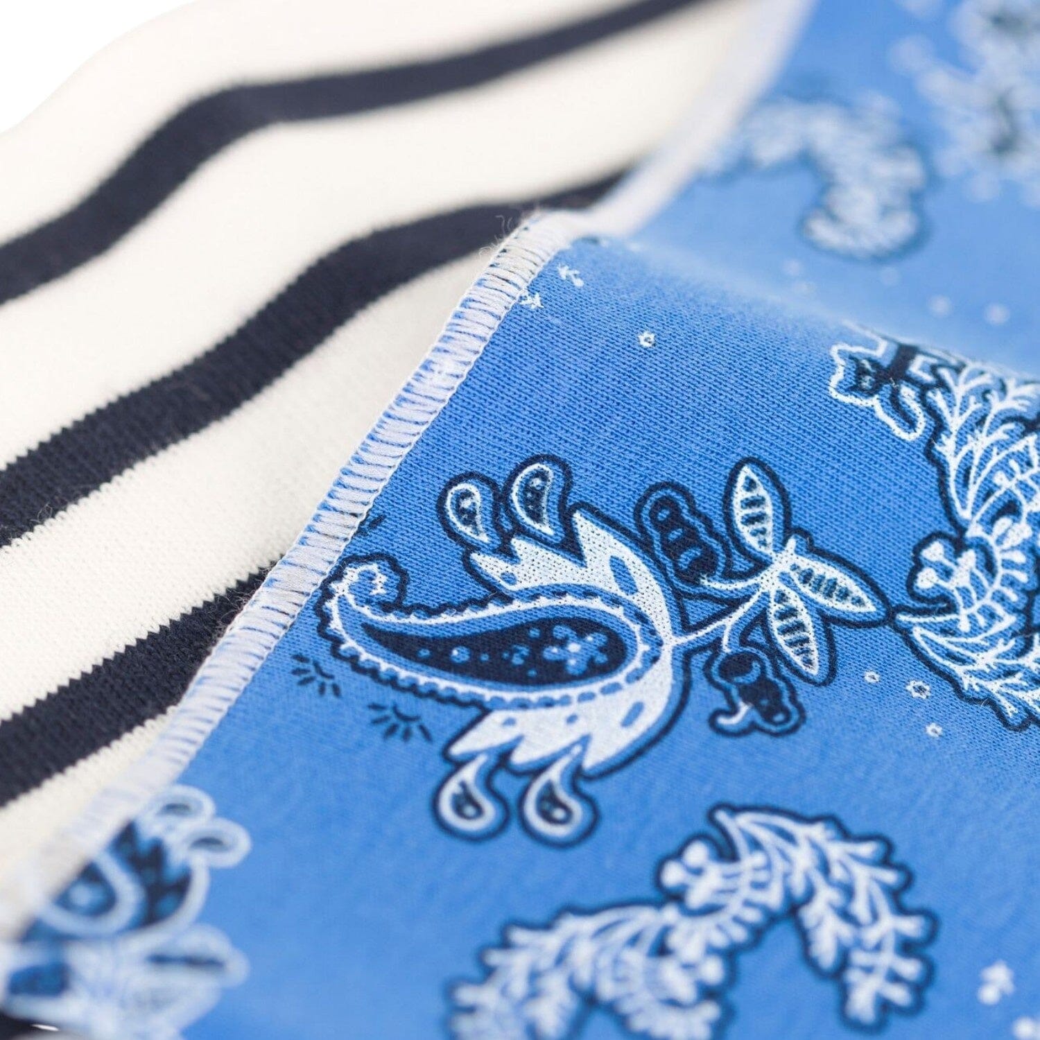 Petit Bateau 2 er Set Lätzchen / Bandanas aus Rippstrick Streifen und Paisley Lätzchen Petit Bateau