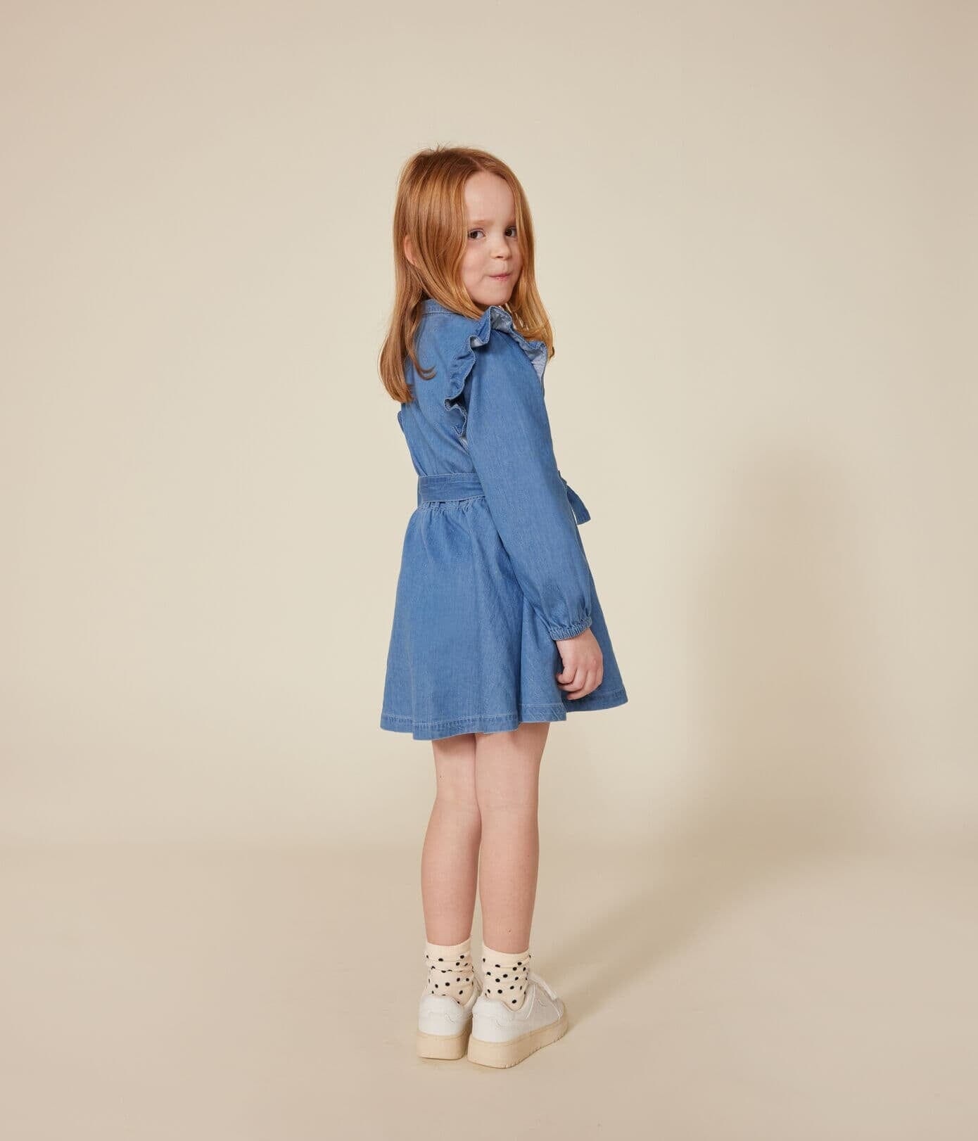 Petit Bateau langärmeliges Denim Kleid für Kinder mit Kragen, Rüschen und einem Gürtel Kleid Petit Bateau