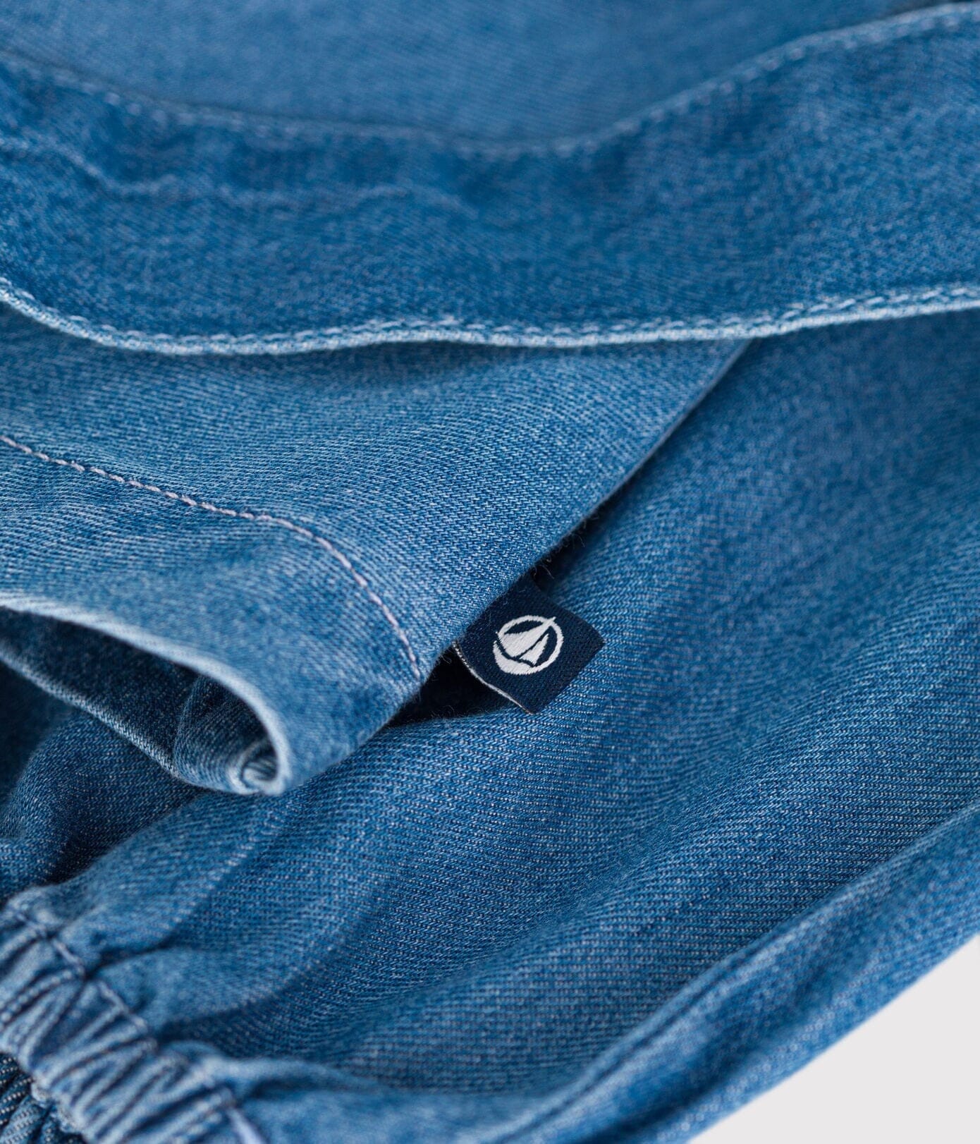 Petit Bateau langärmeliges Denim Kleid für Kinder mit Kragen, Rüschen und einem Gürtel Kleid Petit Bateau