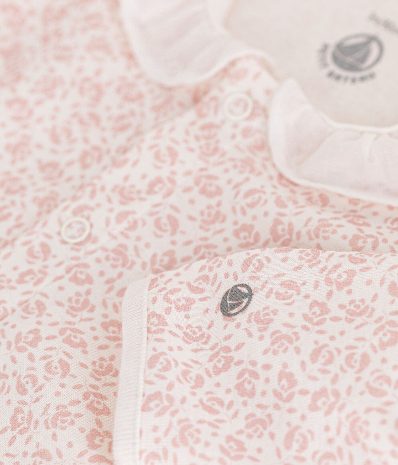 Petit Bateau cremefarbener Strampler mit rosa Blumenmuster Strampler Petit Bateau