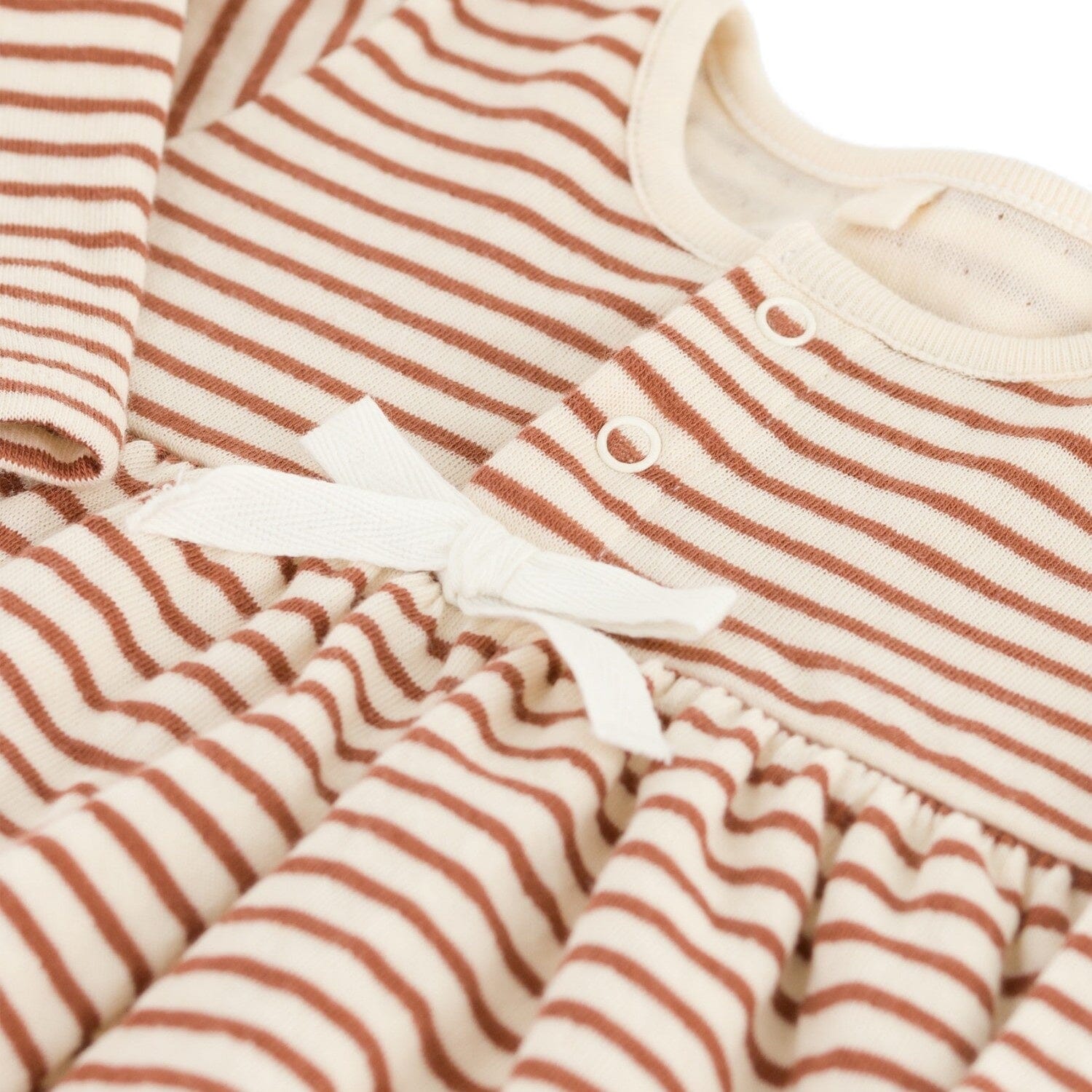 Petit Bateau langärmeliges gestreiftes Baby Kleid in beige/ braun Kleid Petit Bateau