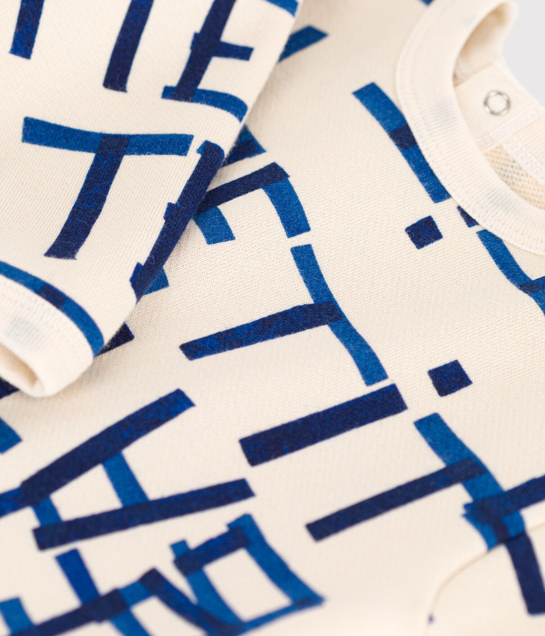 Petit Bateau Langarm Overall cremefarben mit speziell designten blauen Buchstaben Einteiler / Bodysuits Petit Bateau