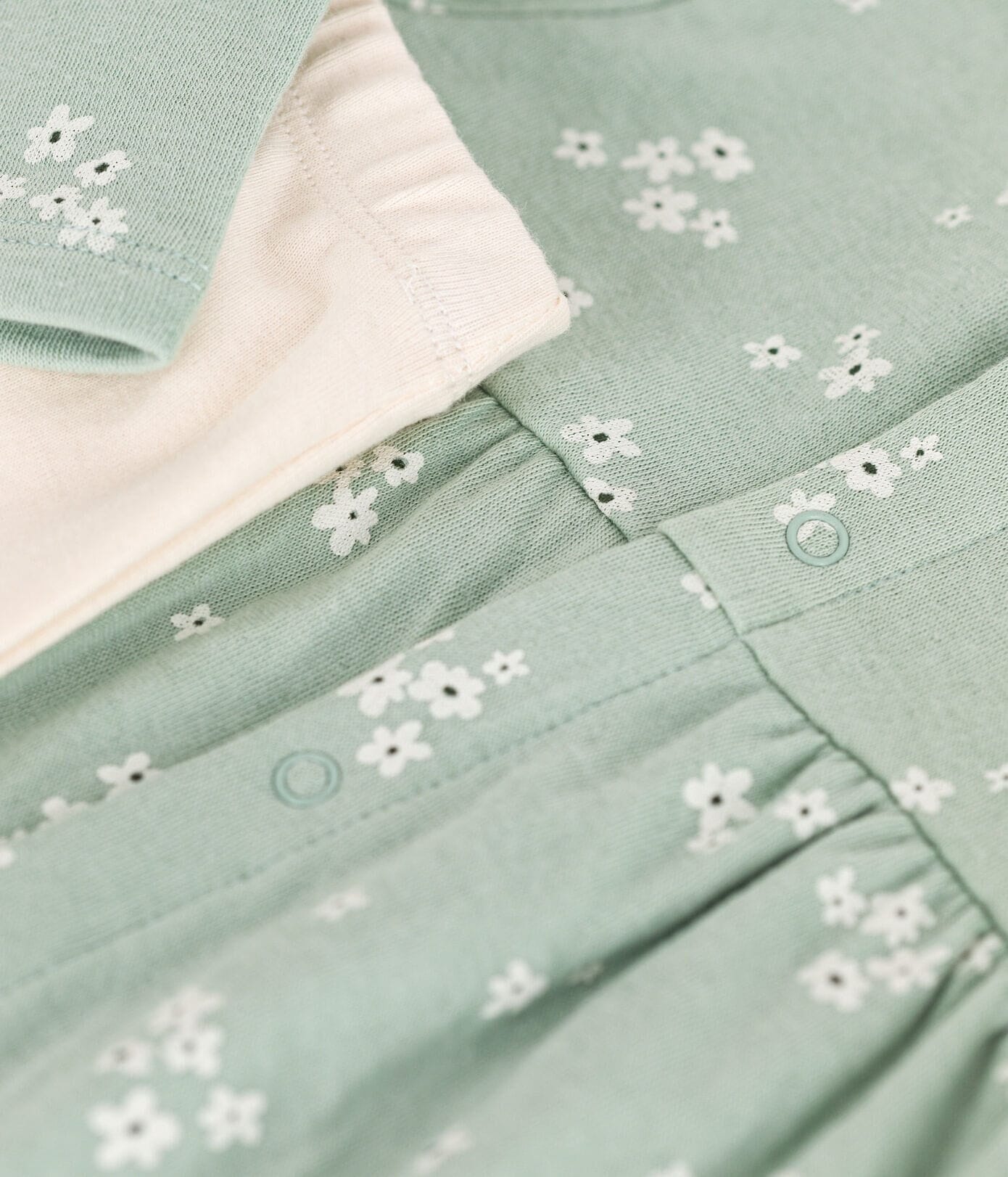 Petit Bateau langärmeliges Baby Kleid in sanftem grün mit Blumenprint und Leggings in türkis/ rosa/creme Baby Kombination Petit Bateau