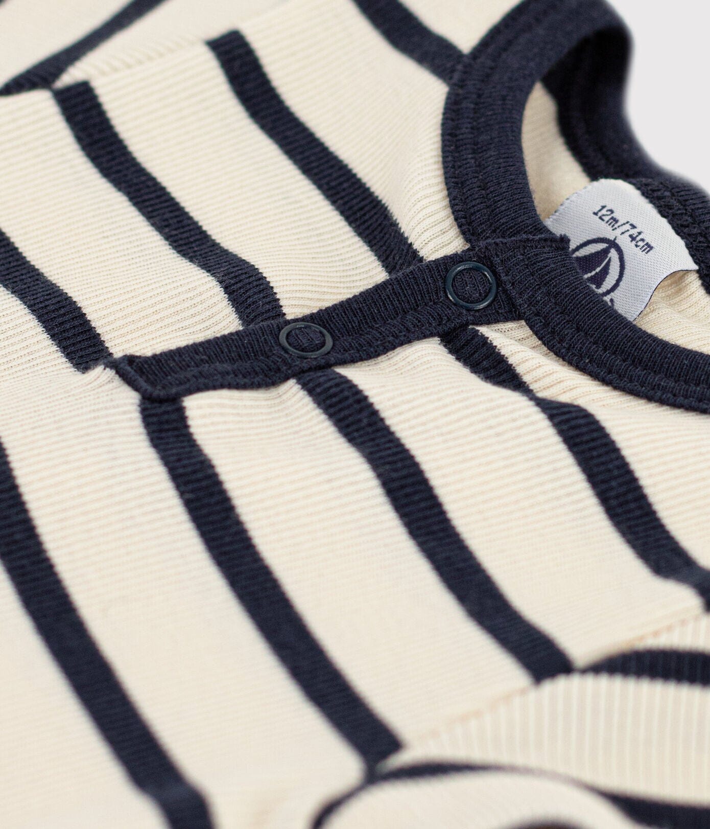 Petit Bateau Kurzärmeliger Baby-Body aus gestreiftem Rippstrick Spieler / Body Petit Bateau