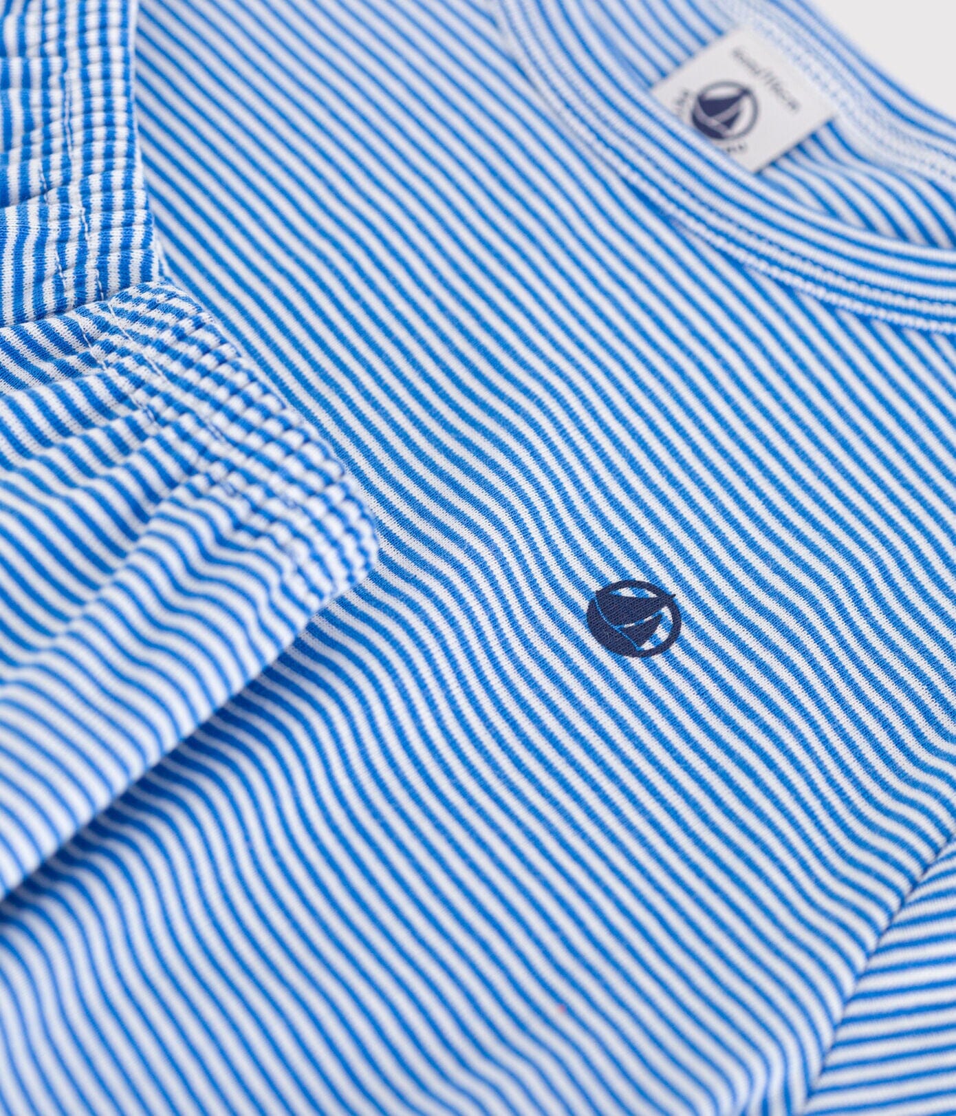 Petit Bateau kurzer Pyjama mit blau-weißen Streifen Schlafanzug Petit Bateau