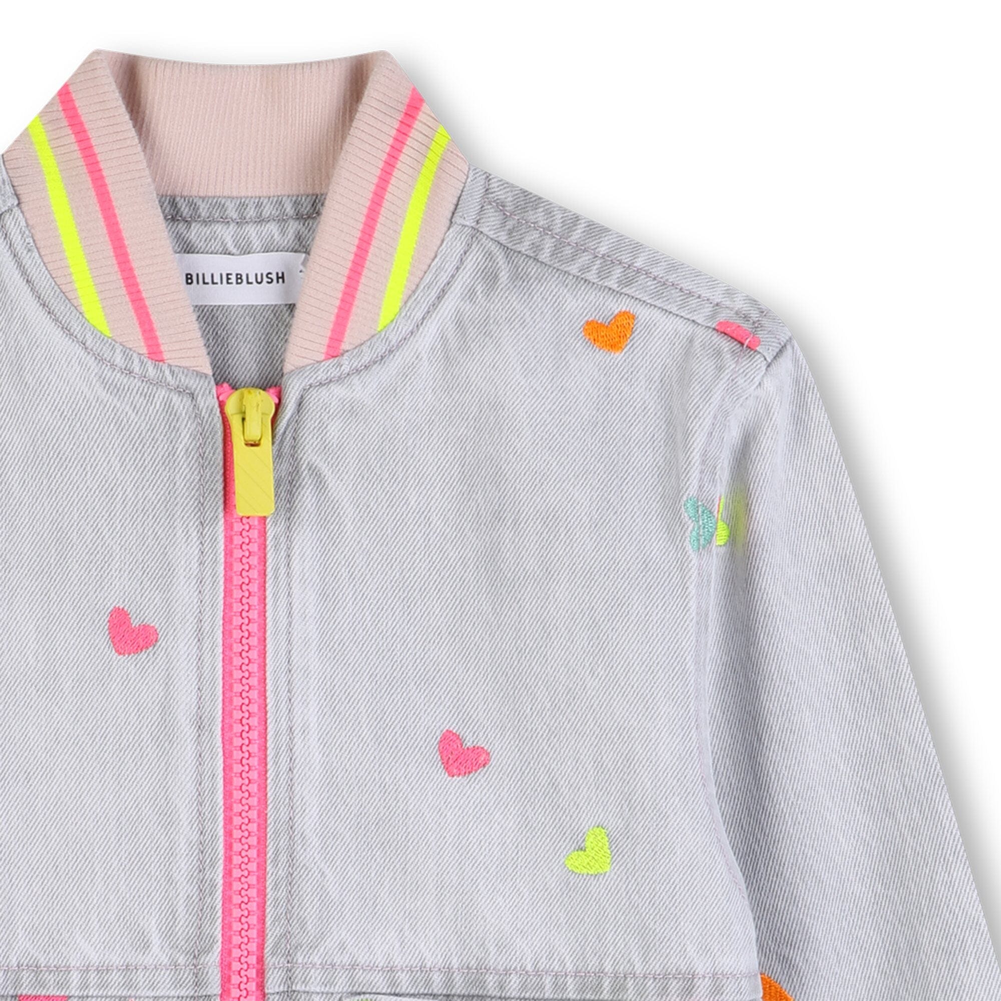 BILLIEBLUSH Jeansjacke – graues Denim mit bunten Herzchen für gute Laune. Jacke Billieblush 