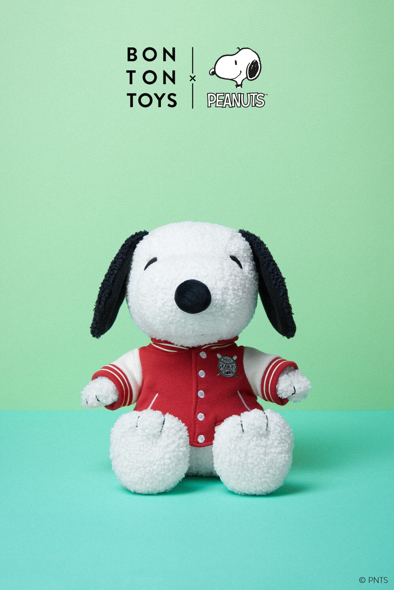 Snoopy mit roter College Jacke 25cm von Peanuts x Bon Ton Toys – Ein Kuschelfreund mit Stil Kuscheltiere Bon Ton Toys 