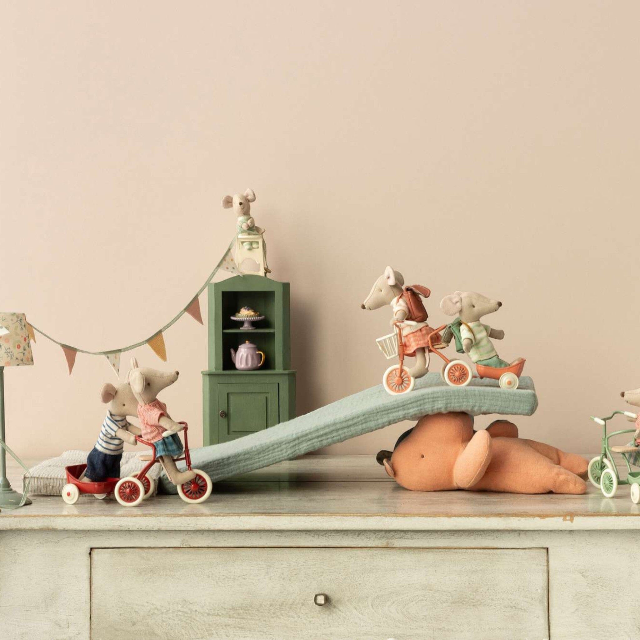 Maileg Big Sister Maus „Dreirad-Maus“ – Koralle Kuscheltiere Maileg 