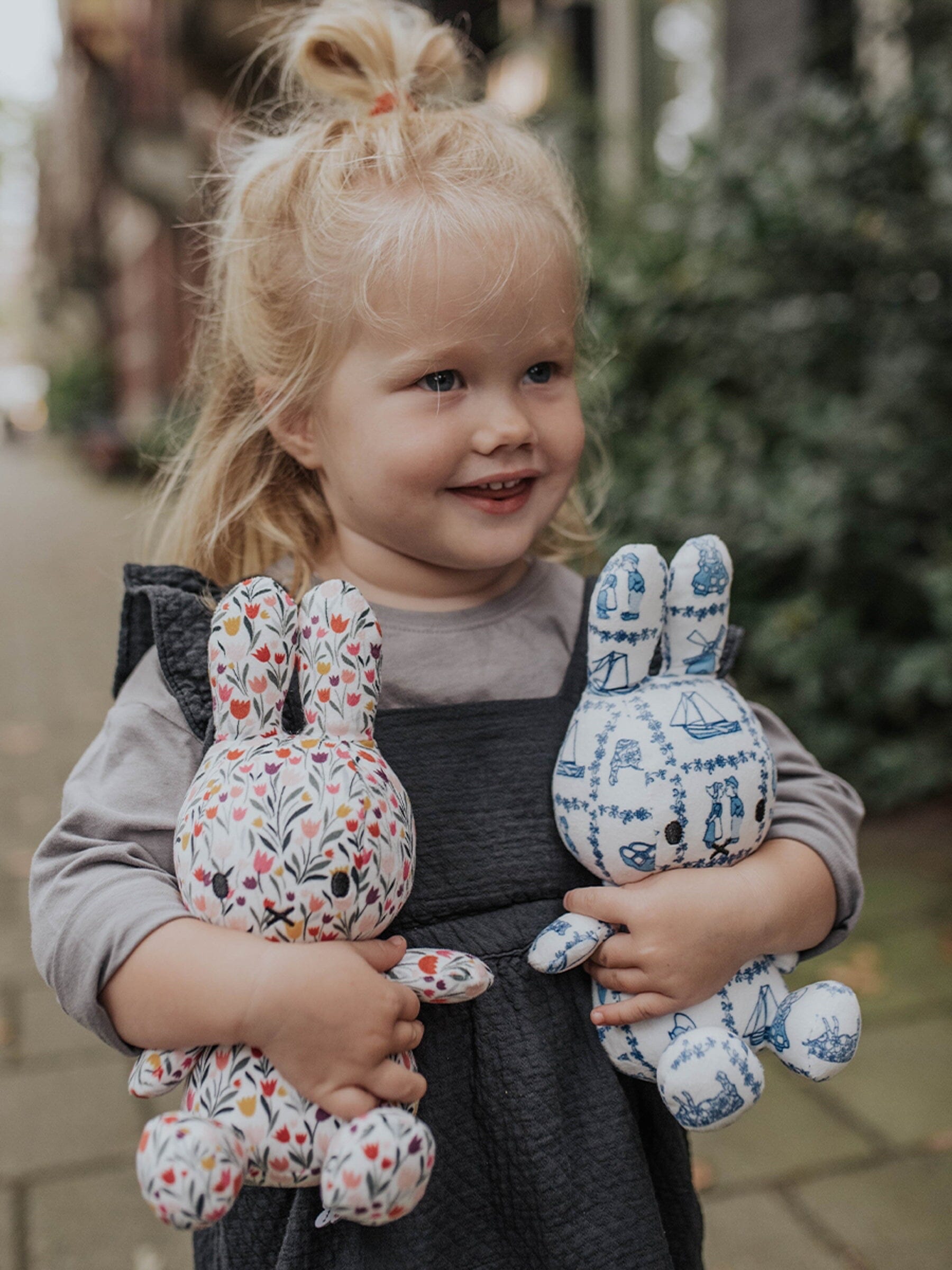 Miffy Sitting allover Tulpen Print samtig weich bunt 23 cm Kuscheltiere Bon Ton Toys 