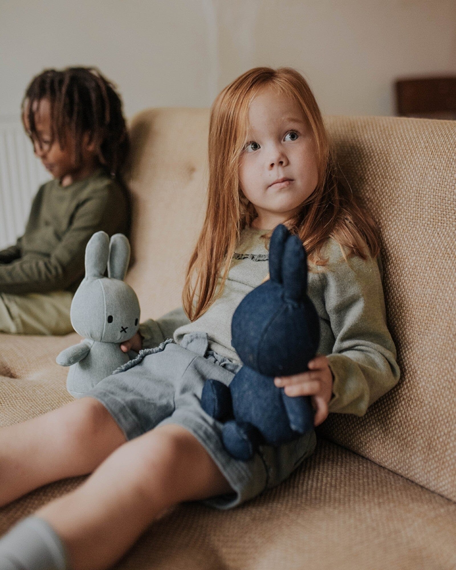 Miffy sitzend RAW Denim blau Jeans dunkelblau 23 cm Kuscheltiere Bon Ton Toys 