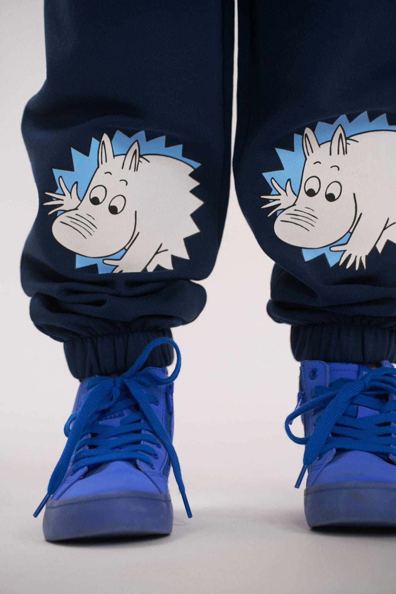 Moomin Kids Sweatpants „Hey Moomin“ – Dark Blue, Print auf den Beinen Hose Moomin by Martinex 
